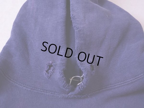 ハトメの欠損と首周りのダメージ。