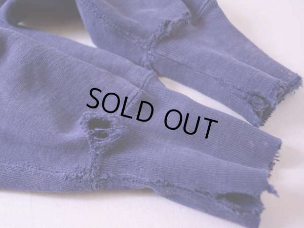 袖リブ付け根にダメージ。