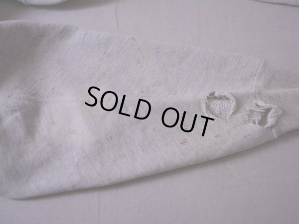 右袖口にダメージと右袖の汚れ・ブリーチ跡。