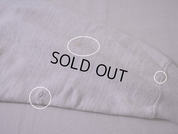 左袖に小さなダメージと汚れ。