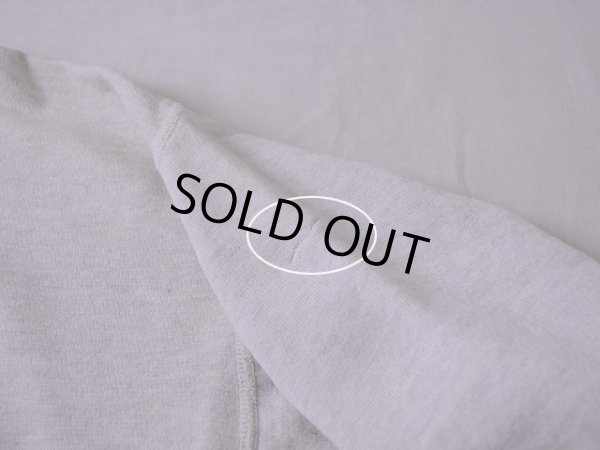 左袖肩付近にリペア跡。