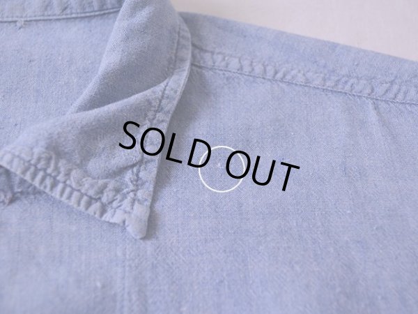 フロント襟横付近にピンホール。