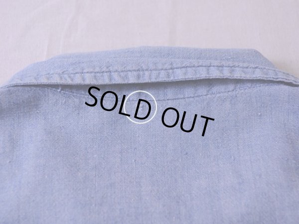 襟付け根付近に僅かなダメージ。