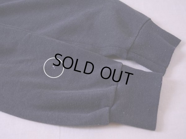 右袖口に小さな汚れ。