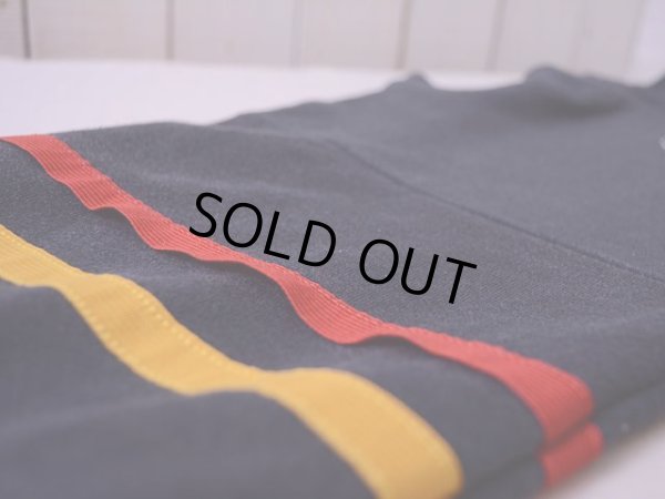 右袖ラインにステッチほつれ。