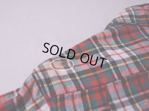 肩に僅かな汚れ。