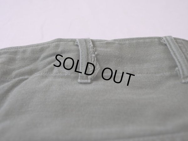 ベルトループにホツレ。