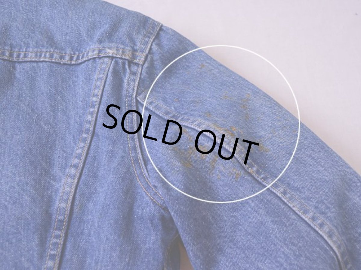 右袖肩付近に汚れ。