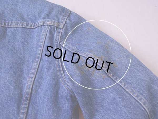 右袖肩付近に汚れ。