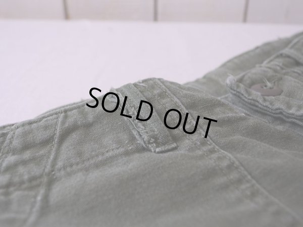 ベルトループにホツレ。