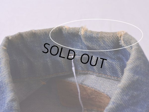 襟に少々汚れとダメージ。