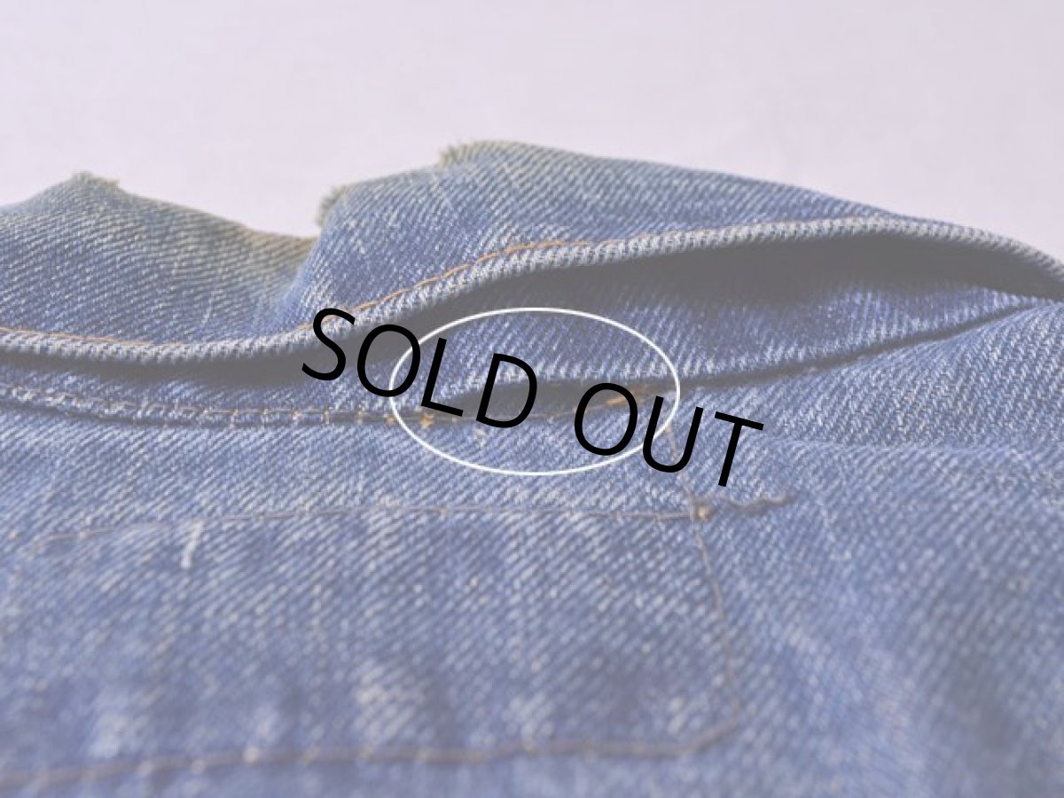 襟にステッチ抜け。