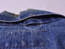 襟にステッチ抜け。