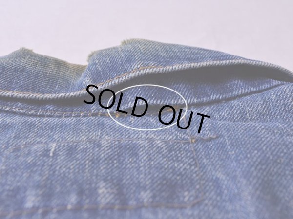 襟にステッチ抜け。