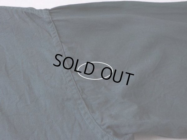 右袖付け根に薄ら汚れ。