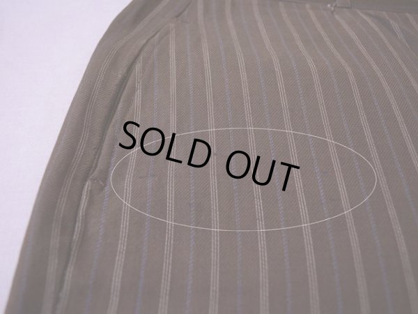 右太もも付近に僅かな汚れ。