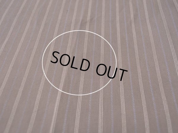 右太もも付近に薄らシミ。