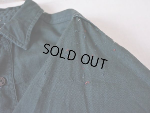 ワッペンを剥したステッチ跡。