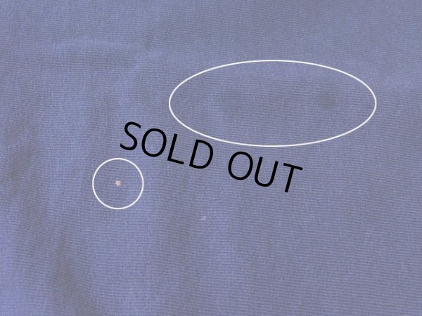 お腹に僅かな色落ちとシミ。