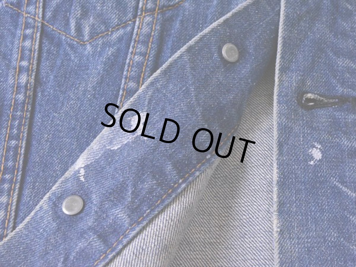 お腹・前立て裏に若干ペンキ汚れ。