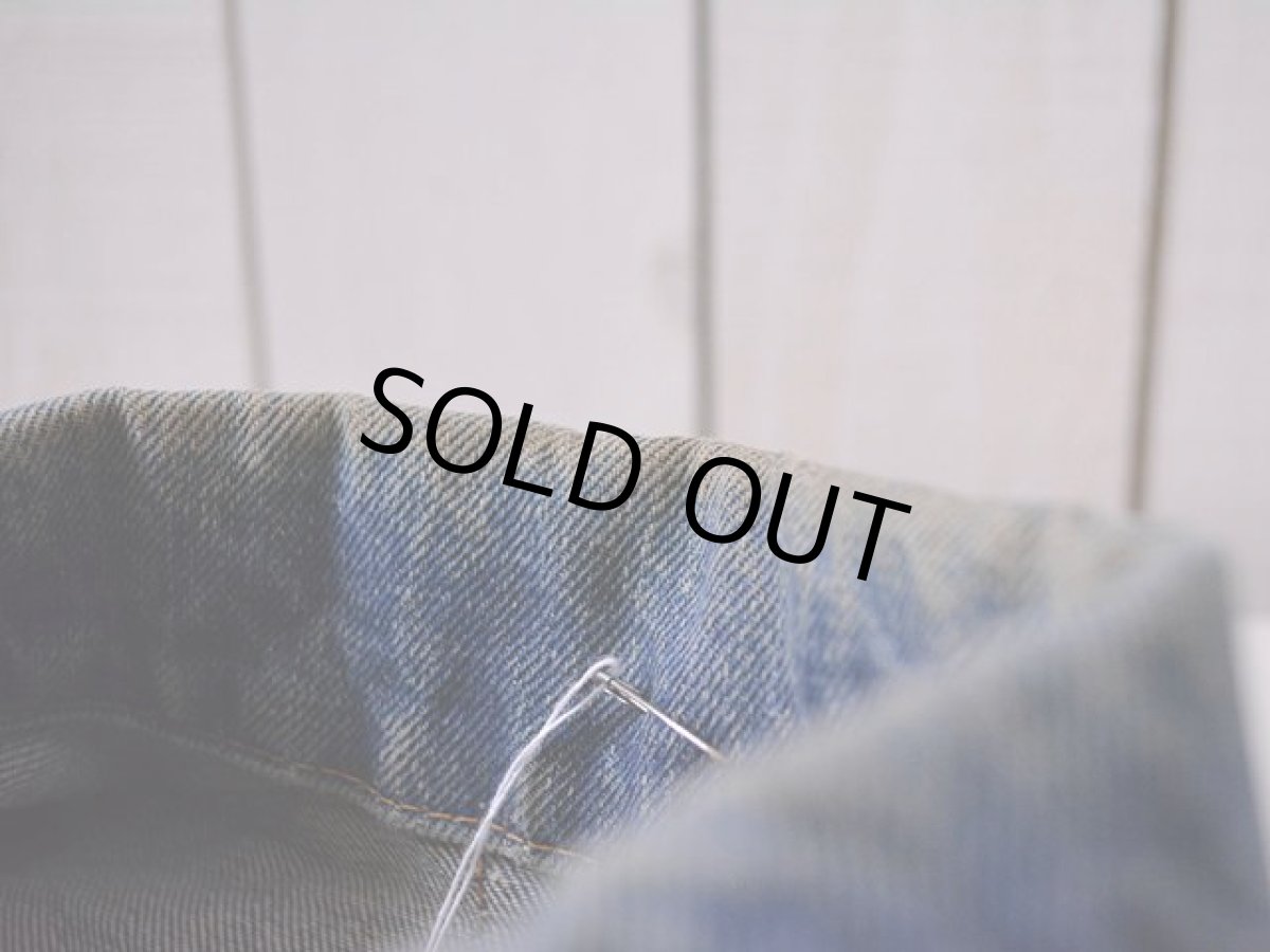 襟に多少の汚れ。