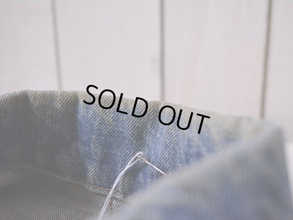 襟に多少の汚れ。