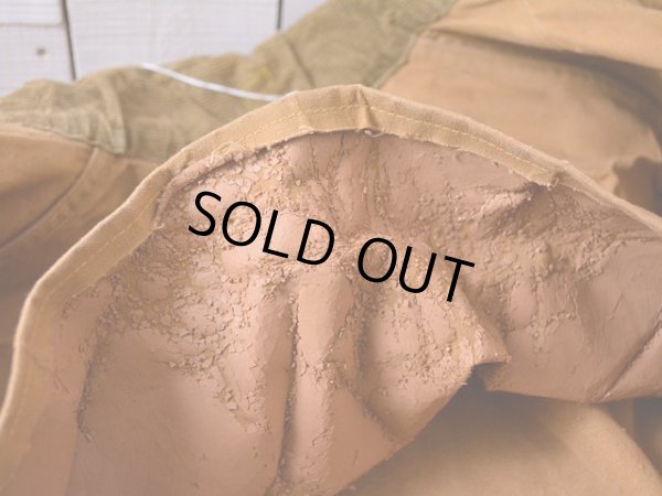 身頃裏地コーティングの劣化。