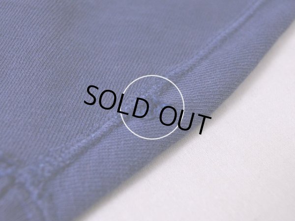 右袖口にダメージ。