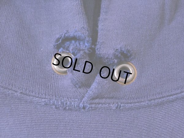 首元に多少のダメージ。