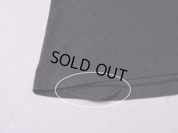 裾裏にステッチ抜けによるホツレ。