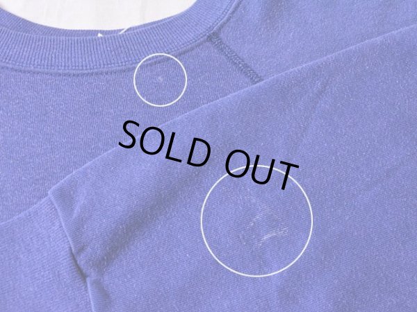 首元と左袖口に僅かな汚れ。