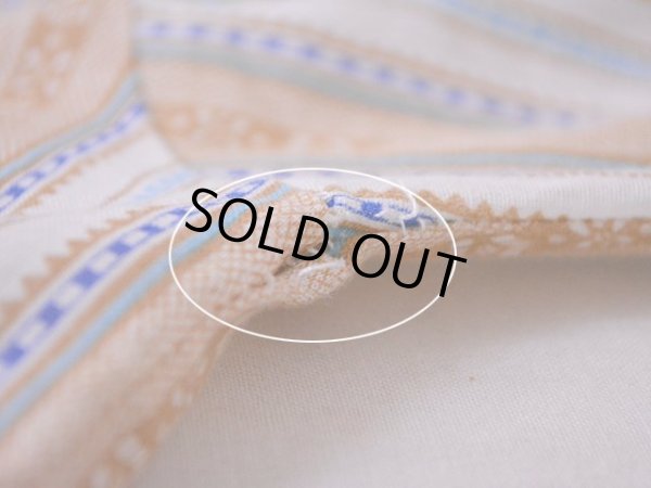 左脇の下にステッチホツレ。