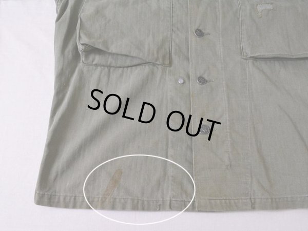 フロント裾付近に汚れと僅かなダメージ。