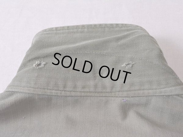 襟後ろボタンの欠損。