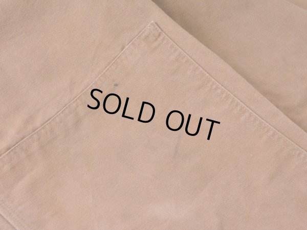 右足に僅かな汚れ。