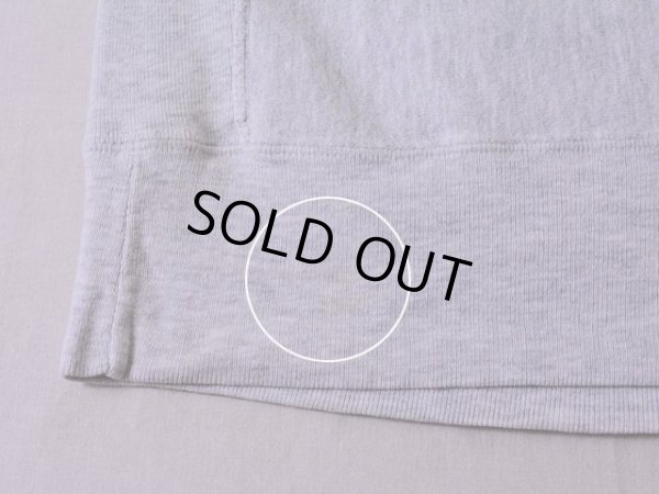 バック裾リブに非常に薄らですが小さなシミ。