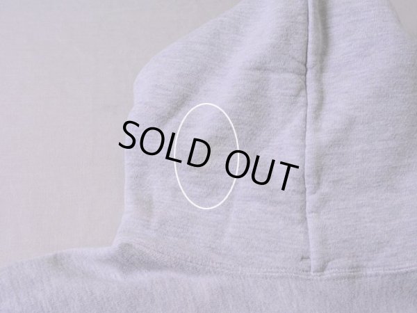 フードに非常に薄らですが小さなシミ。