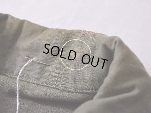 襟に小さなダメージ。