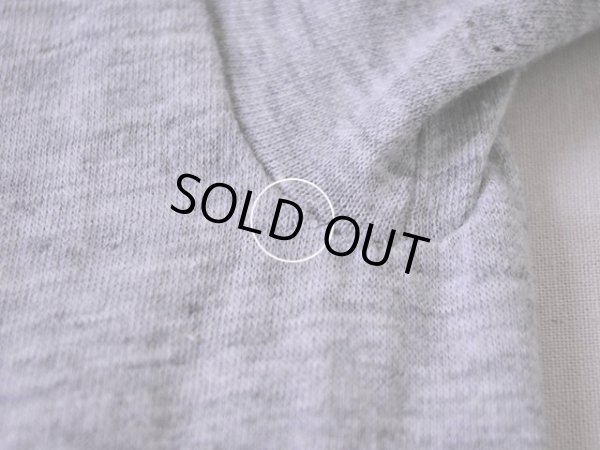 右脇の下に僅かなホツレ。