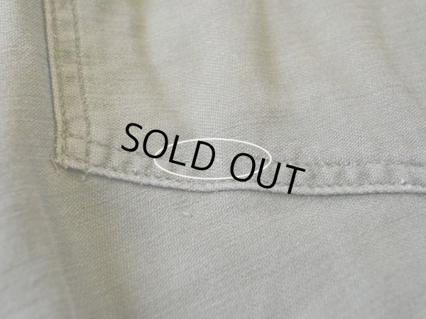 ヒップポケット右に僅かなステッチ抜け。