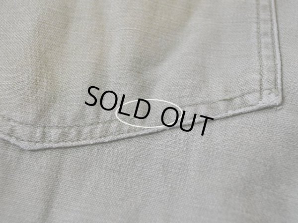 ヒップポケット左にステッチ抜け。