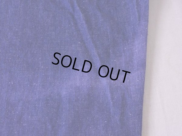 右足膝付近に日焼け。