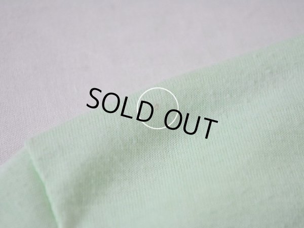 右肩に僅かな汚れ。