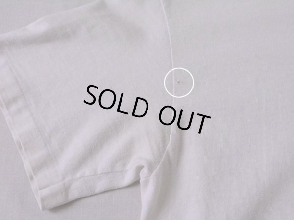 右袖付け根に小さなダメージ。