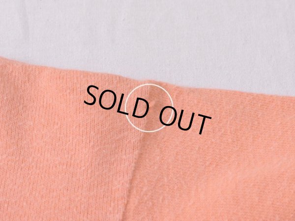 右袖付け根に小さなダメージ。