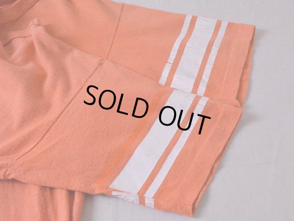 袖ラインにひび割れ・右袖ラインに剥がれ。