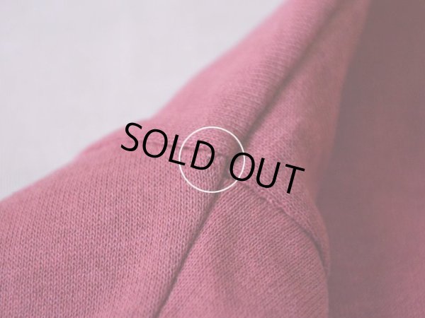 右肩にピンホール。