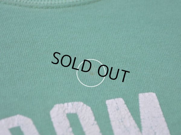 胸に僅かな汚れ。