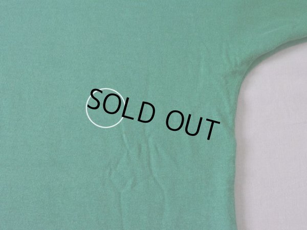 背中に僅かな汚れ。