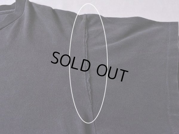 左袖付け根に縫製過程の生地の巻き込み